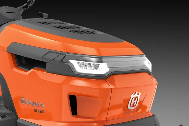 Husqvarna TC 220T wyposażony w reflektory LED do pracy w ciemnych warunkach Husqvarna TC 220T wyposażony w reflektory LED do pracy w ciemnych warunkach